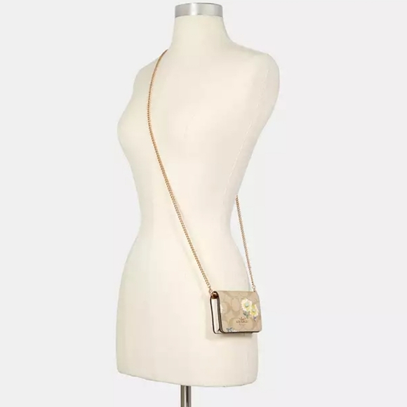 ✨️ COACH Mini Wallet on a chain In Signature Canvas With Daisy Print ✨️ - Picture 4 of 5